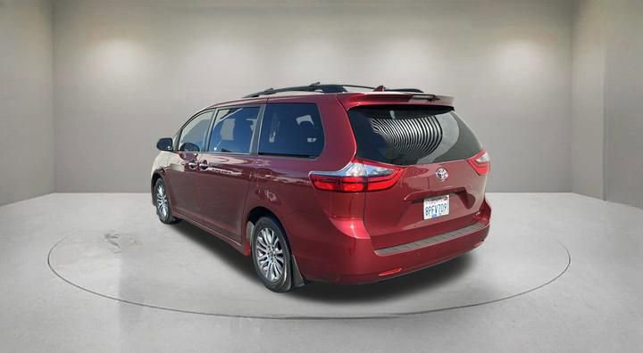 Used 2020 Toyota Sienna XLE w/ XLE Navigation Package image 3