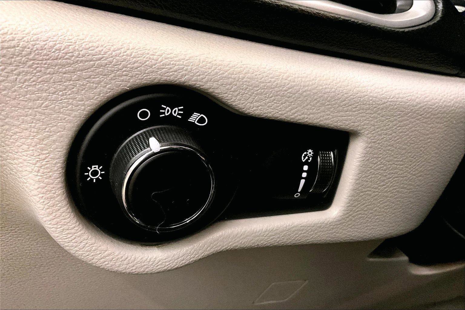 Used 2020 Chrysler Voyager L image 31