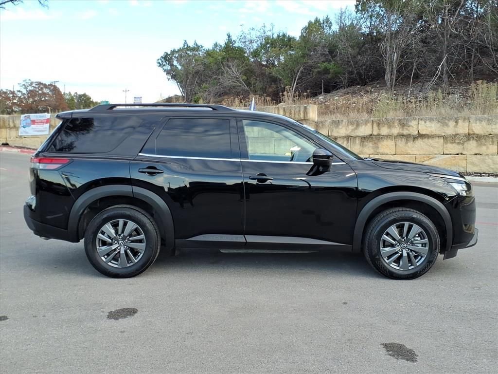 Used 2025 Nissan Pathfinder SV image 4