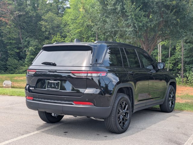 Used 2024 Jeep Grand Cherokee Altitude AWD/4WD image 3
