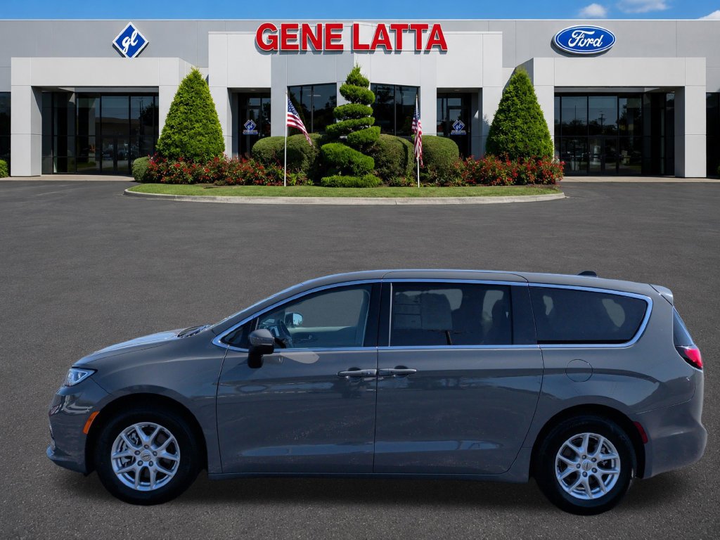 Used 2023 Chrysler Pacifica Touring-L FWD image 13