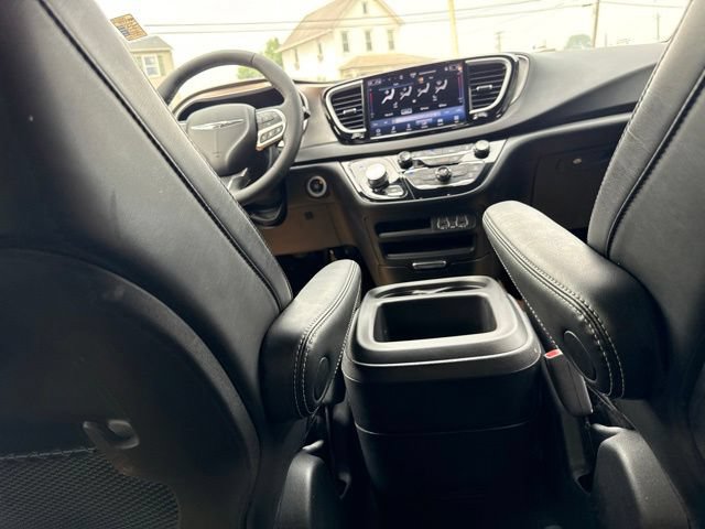 Used 2025 Chrysler Pacifica Select FWD image 37