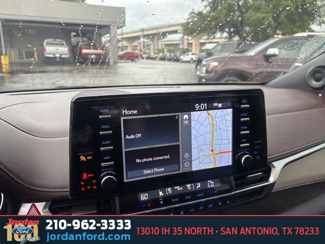 Used 2024 Toyota Sienna Platinum FWD image 19
