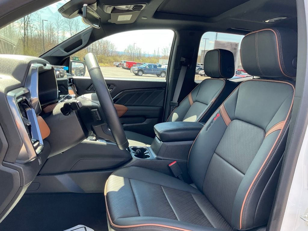 Used 2025 GMC Canyon AT4 w/ Nightfall Edition image 16