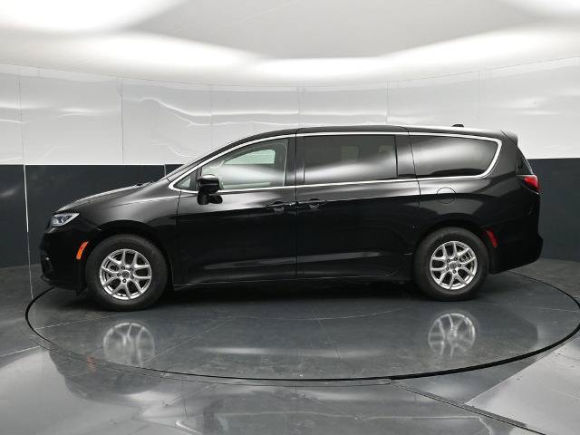Used 2024 Chrysler Pacifica Touring-L FWD image 6
