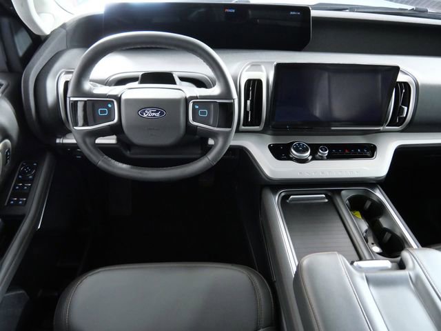 Certified 2025 Ford Expedition Active AWD/4WD image 4