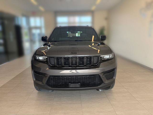 Used 2024 Jeep Grand Cherokee Altitude AWD/4WD image 5