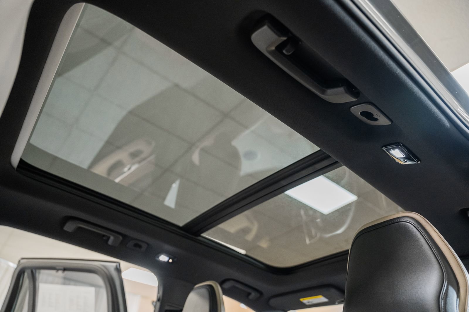 Used 2025 Volvo XC90 T8 Ultra w/ Protection Package Premier image 40