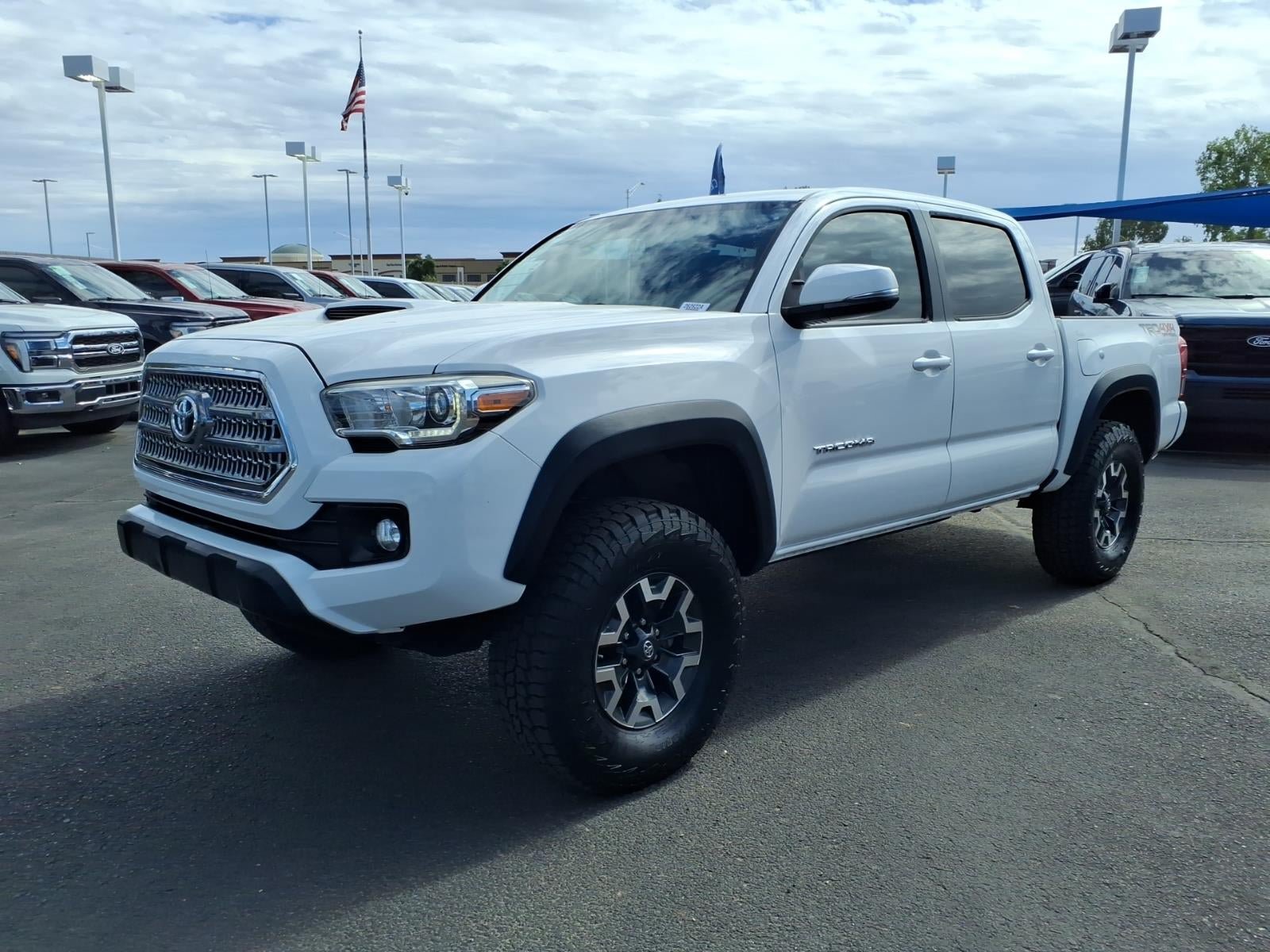 Used 2017 Toyota Tacoma TRD Off-Road w/ Premium & Technology Package AWD/4WD image 8