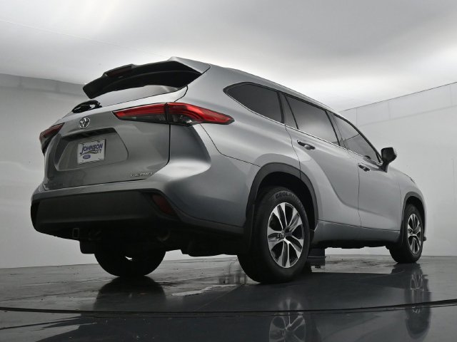 Used 2022 Toyota Highlander XLE AWD/4WD image 38