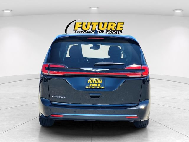 Used 2024 Chrysler Pacifica Touring-L FWD image 5