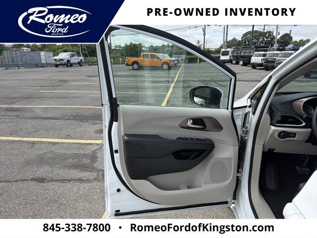 Used 2023 Chrysler Voyager LX FWD image 10