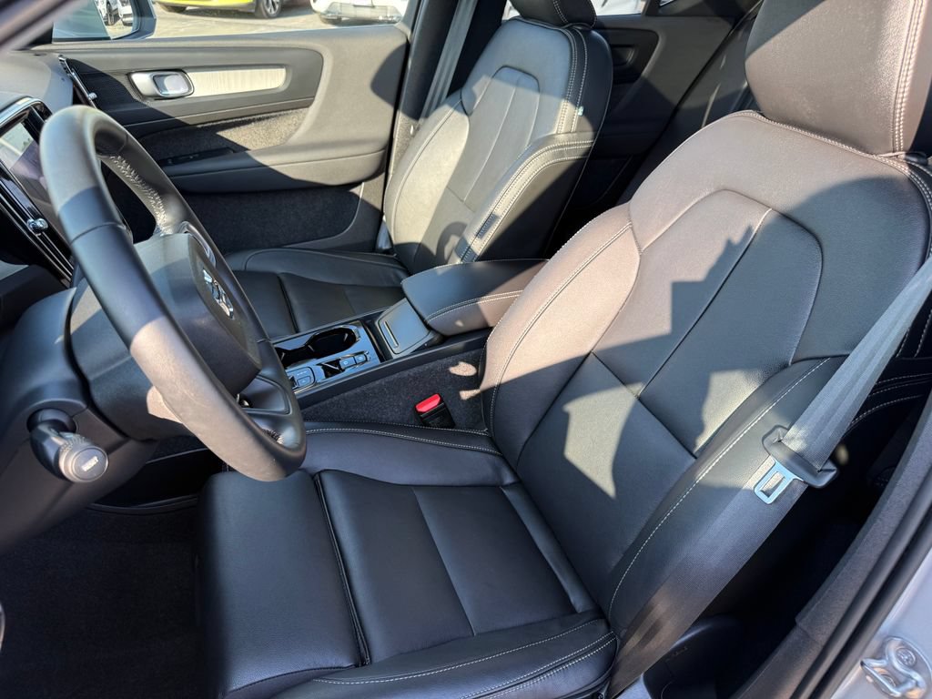 Used 2025 Volvo XC40 B5 Plus AWD/4WD image 13