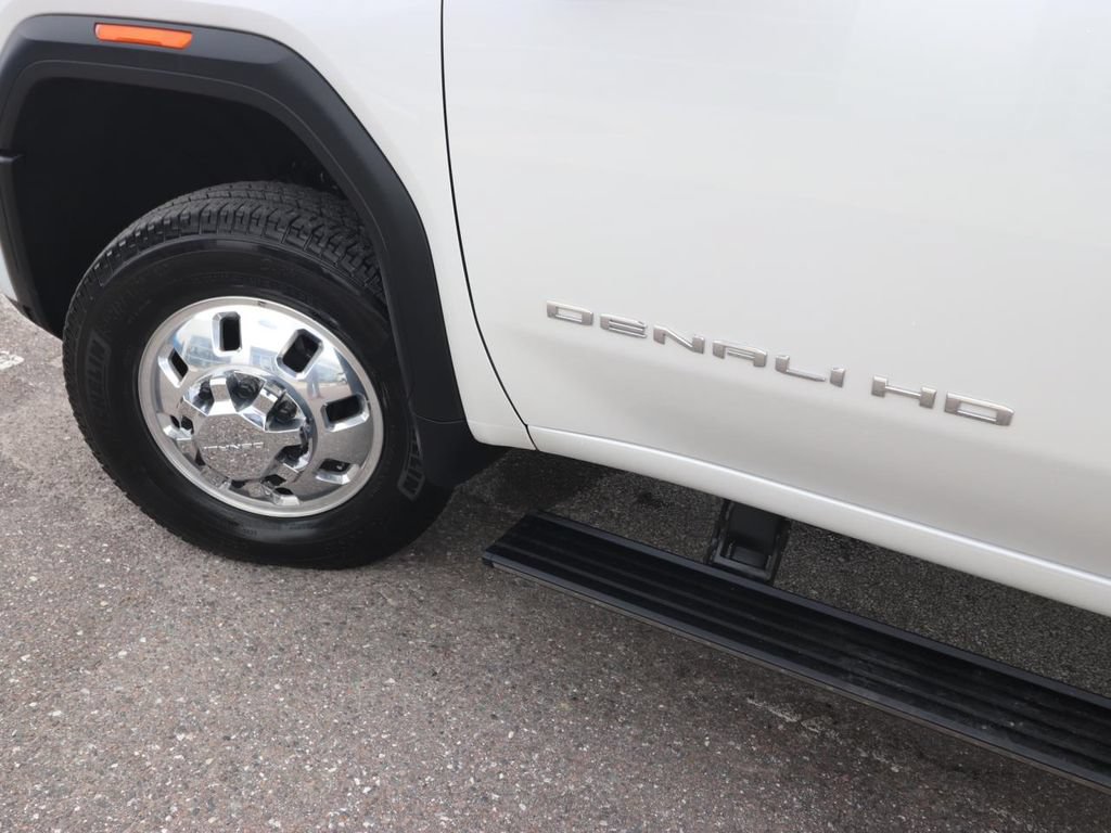 Used 2025 GMC Sierra 3500 Denali Ultimate AWD/4WD image 3