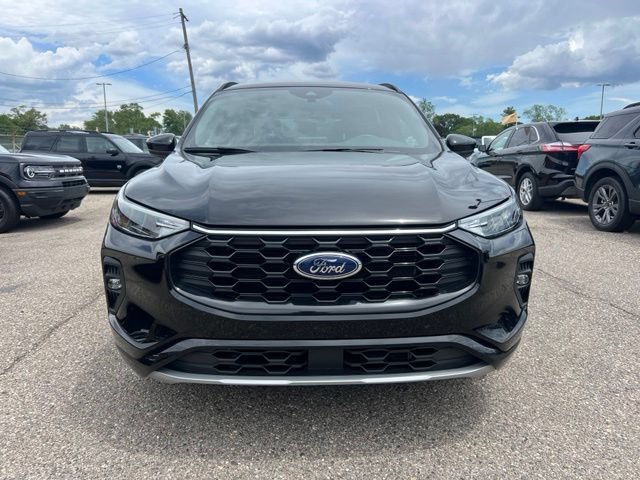 Certified 2023 Ford Escape ST-Line Select AWD/4WD image 2