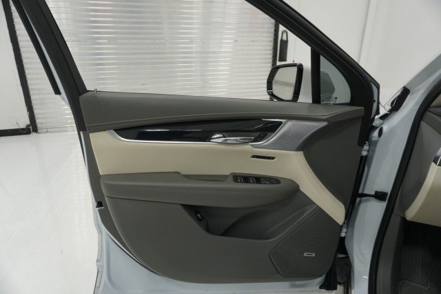 Used 2025 Cadillac XT6 Premium Luxury w/ Technology Package FWD image 17
