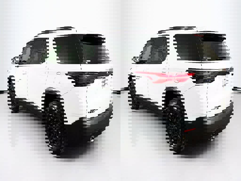 Used 2023 Chevrolet Traverse LT w/ Midnight/Sport Edition image 3