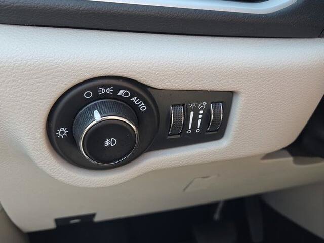 Used 2023 Chrysler Pacifica Touring-L FWD image 30
