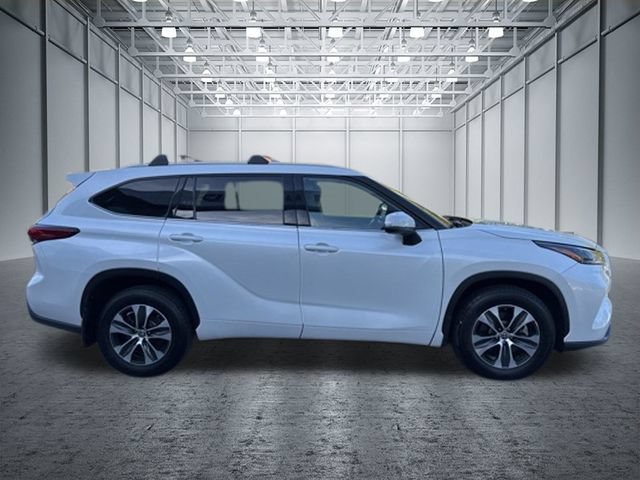 Used 2022 Toyota Highlander XLE AWD/4WD image 6