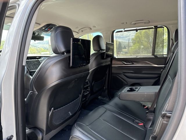 Used 2023 Jeep Grand Cherokee Limited w/ Luxury Tech Group II AWD/4WD image 18