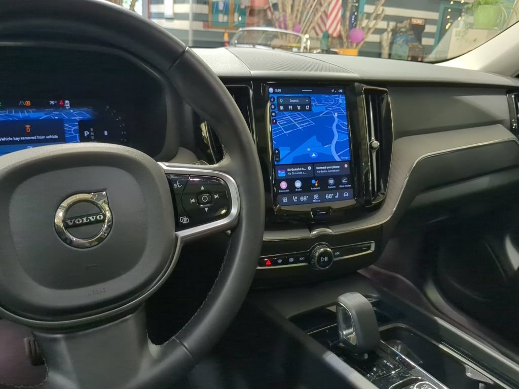 Used 2025 Volvo XC60 B5 Plus AWD/4WD image 12