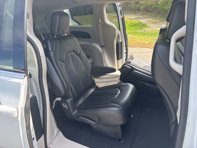 Used 2023 Chrysler Pacifica Touring-L FWD image 9