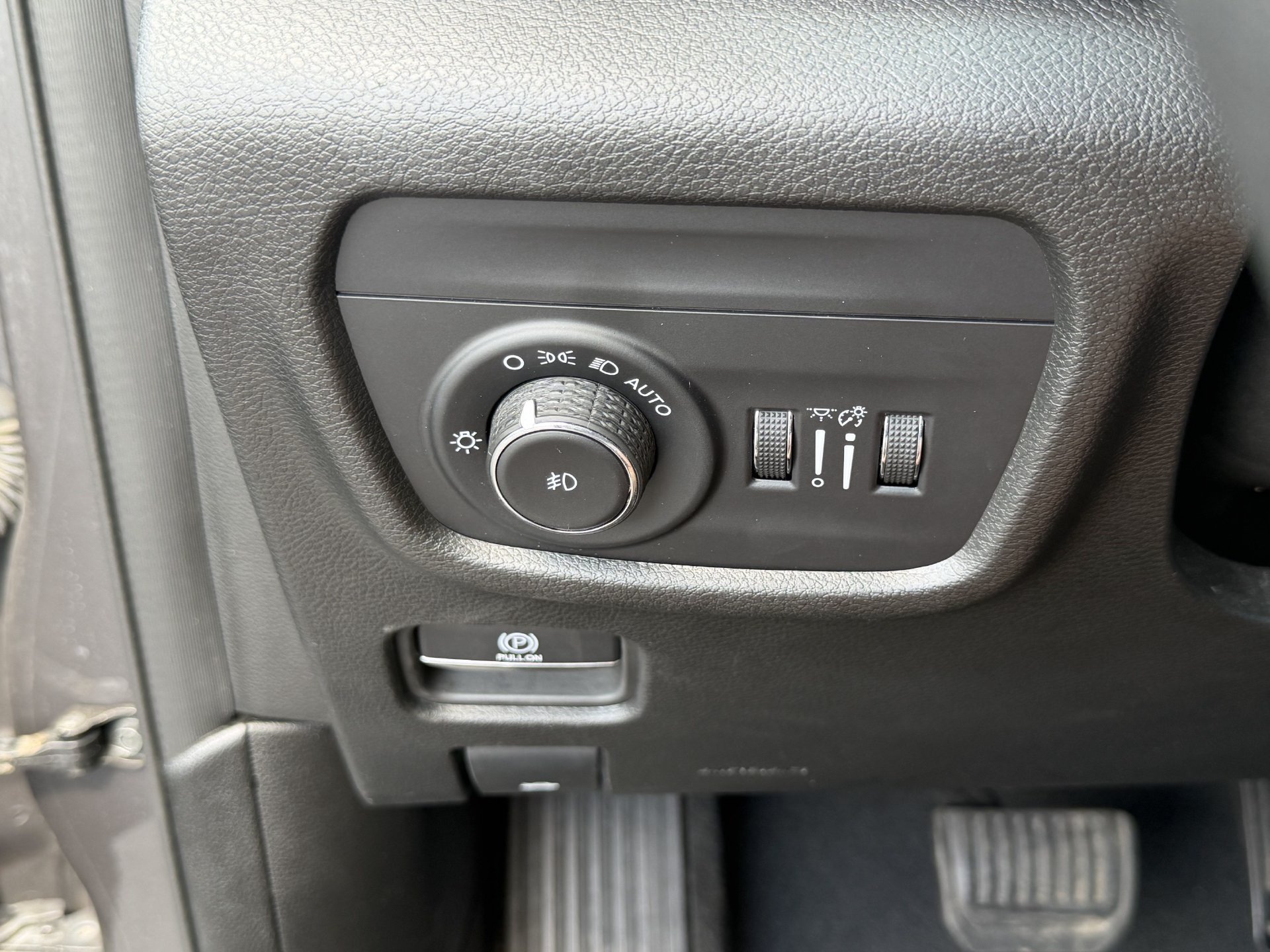 Used 2023 Jeep Grand Cherokee L Limited RWD image 8