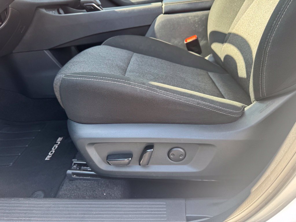 Used 2025 Nissan Rogue SV FWD image 6