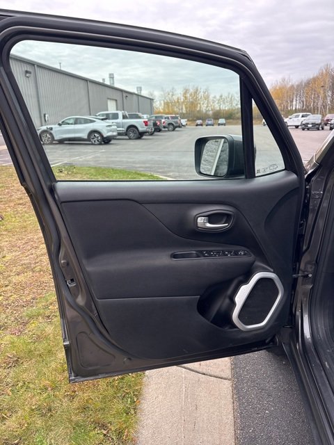 Used 2020 Jeep Renegade Latitude w/ Cold Weather Group image 13