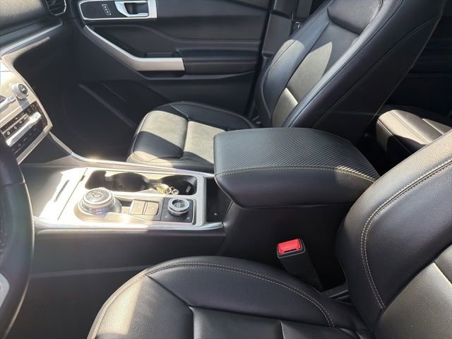 Certified 2021 Ford Explorer XLT w/ Equipment Group 202A image 9