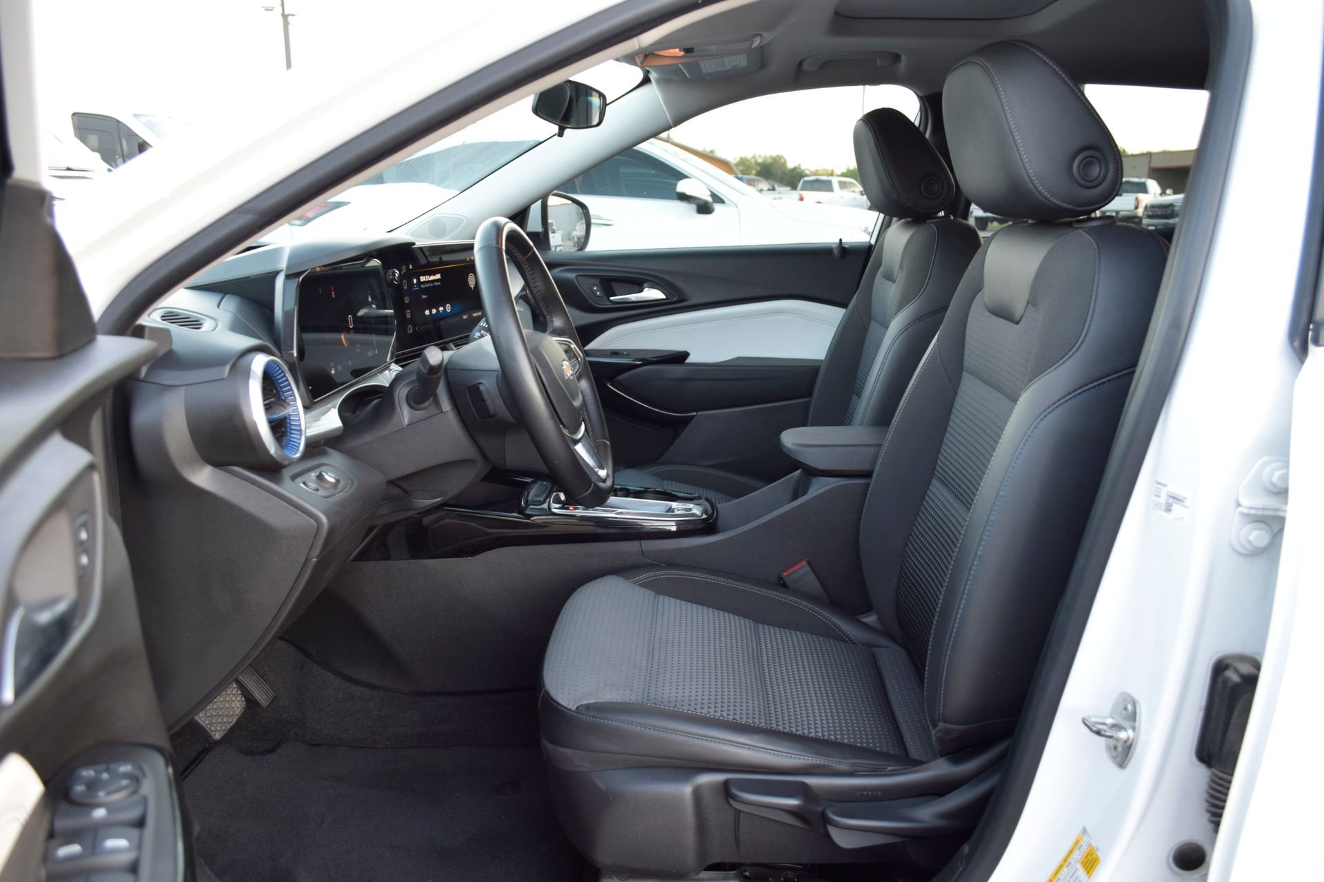 Used 2024 Chevrolet Trax LT w/ Sunroof Package image 18