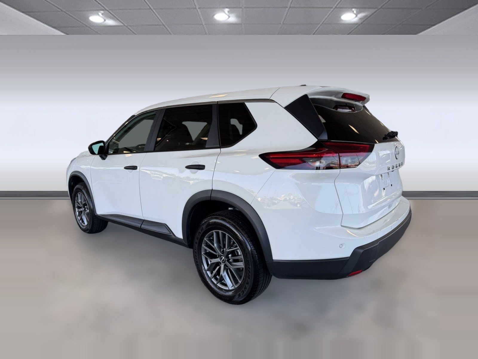 Used 2024 Nissan Rogue S FWD image 3
