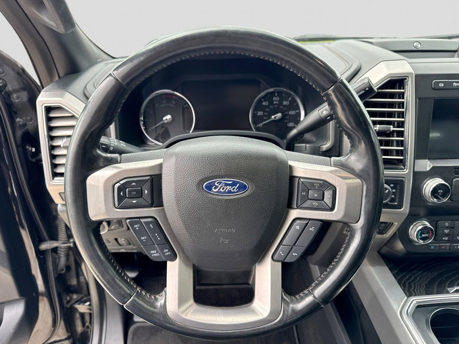 Certified 2019 Ford F450 Platinum w/ Platinum Ultimate Package AWD/4WD image 28