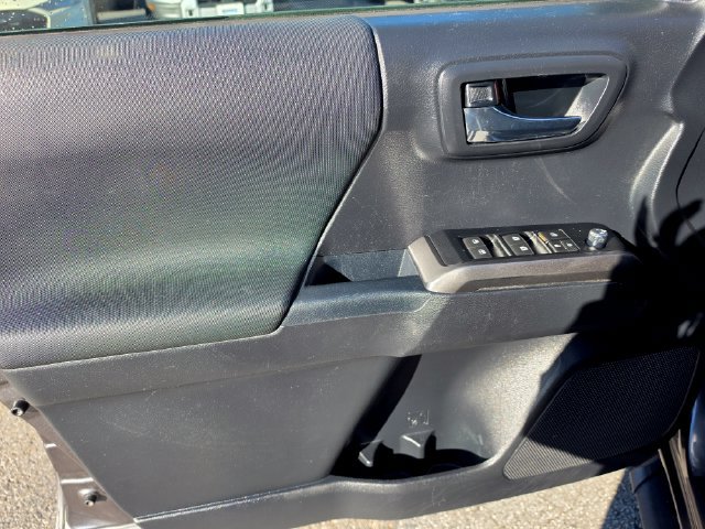 Used 2018 Toyota Tacoma TRD Sport AWD/4WD image 18