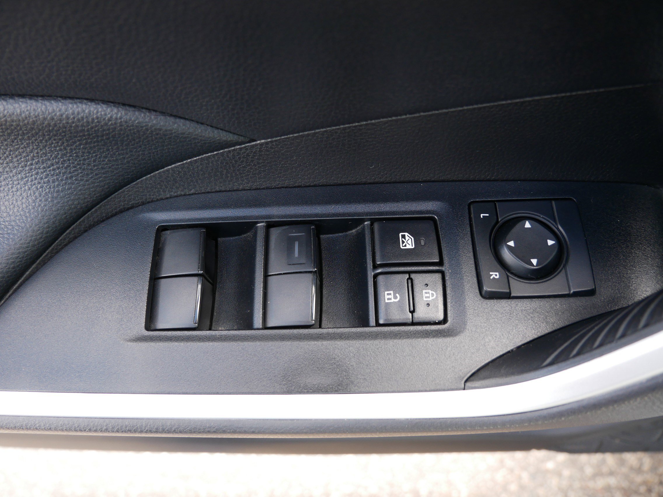 Used 2022 Toyota RAV4 LE w/ Carpet Mat Package (TMS) AWD/4WD image 20