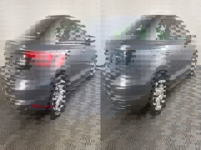 Used 2017 Volkswagen Jetta S image 3