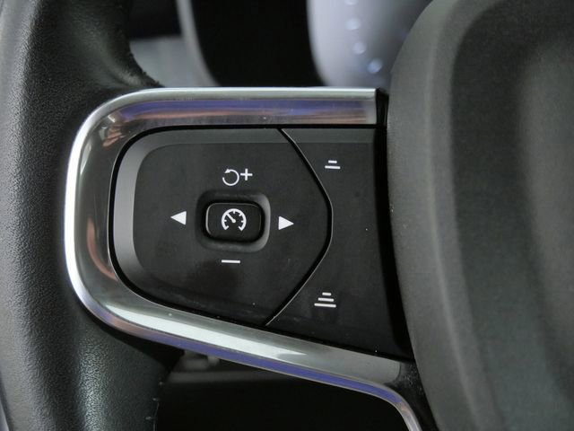 Used 2021 Volvo XC40 T4 Momentum FWD image 21