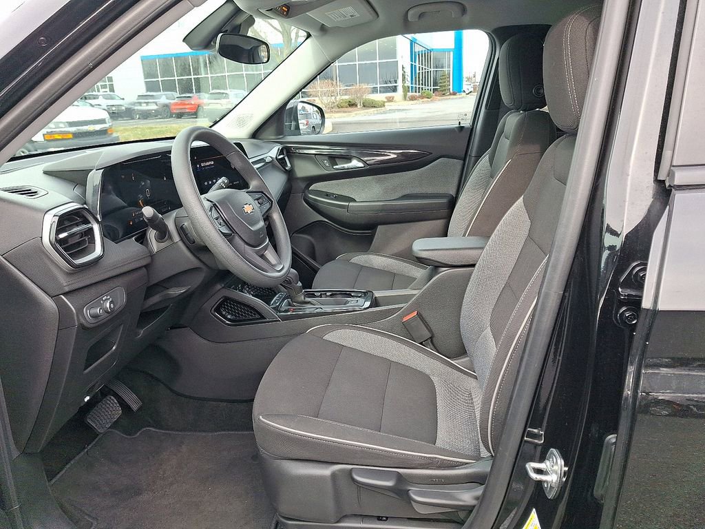 Used 2025 Chevrolet TrailBlazer LT AWD/4WD image 16