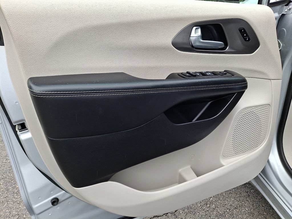 Used 2024 Chrysler Pacifica Touring-L FWD image 15