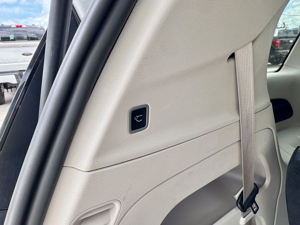 Used 2024 Chrysler Pacifica Touring-L FWD image 19
