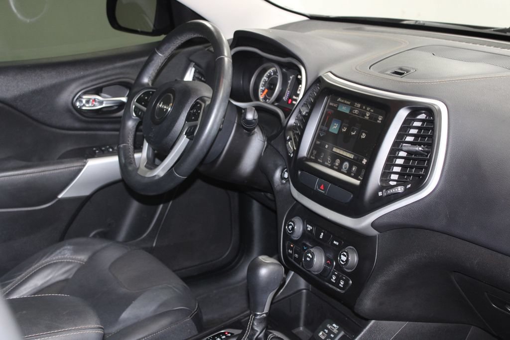 Used 2018 Jeep Cherokee Latitude Plus FWD image 28