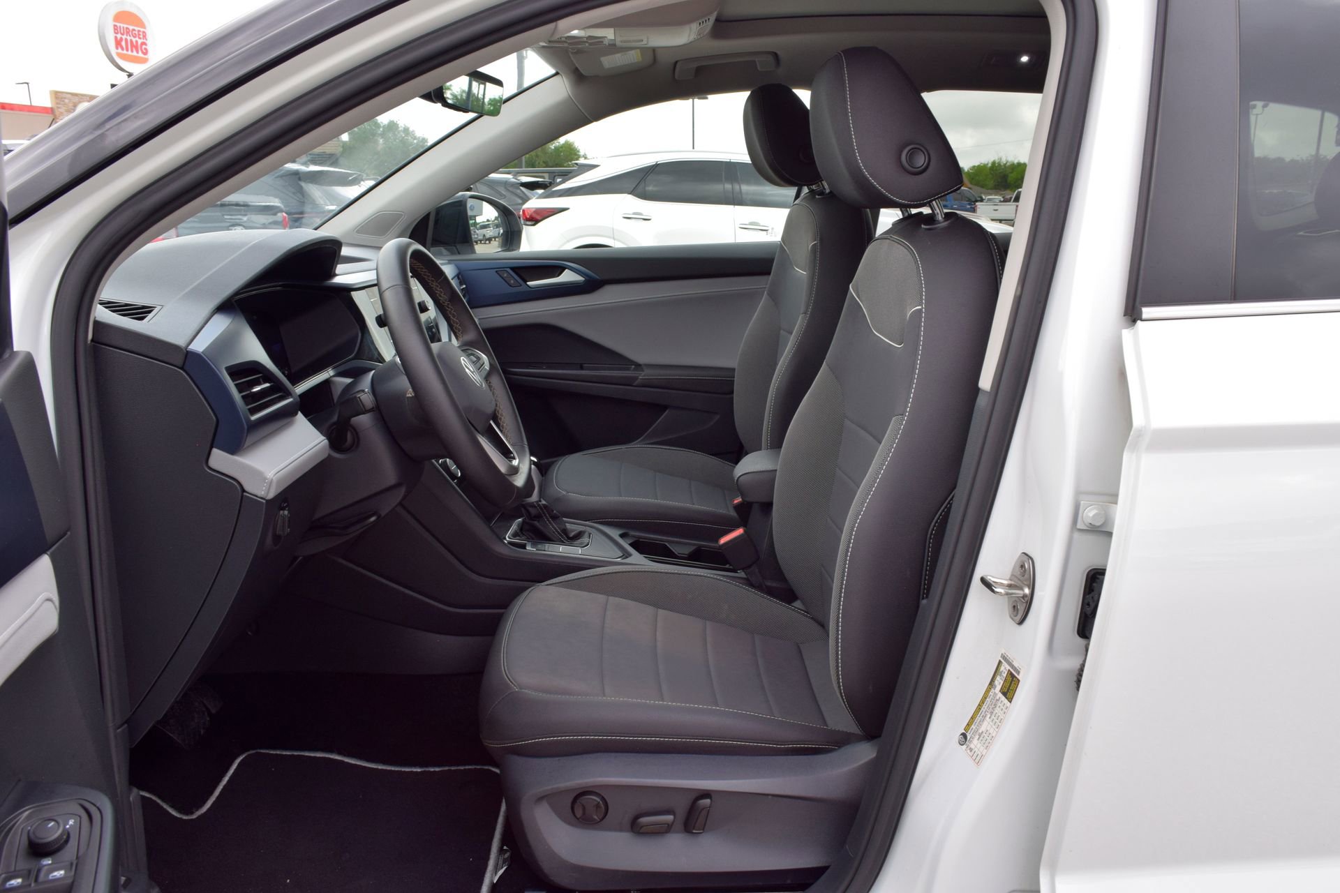 Used 2024 Volkswagen Taos SE w/ Panoramic Sunroof Package FWD image 18