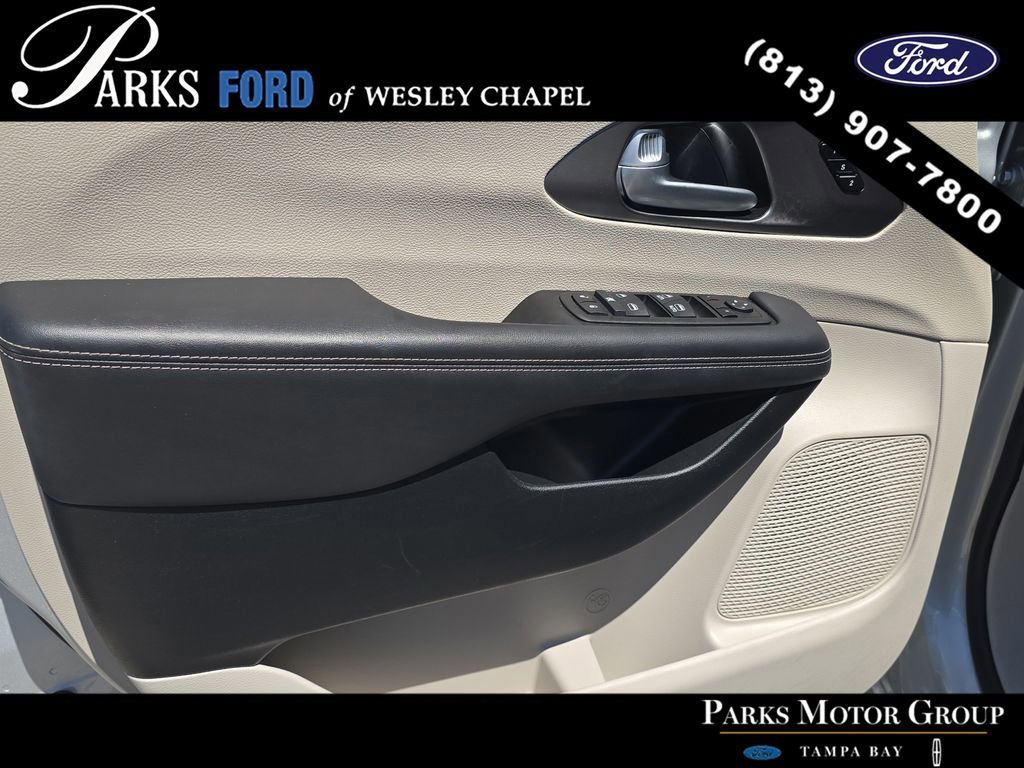 Used 2024 Chrysler Pacifica Touring-L FWD image 17