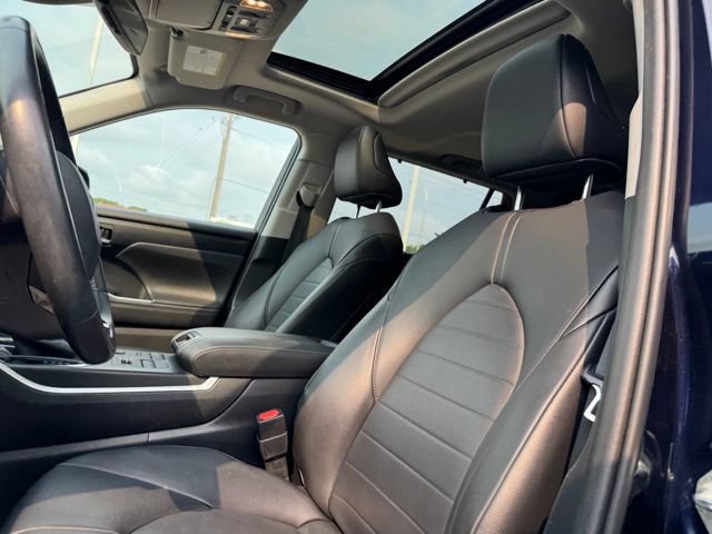 Used 2020 Toyota Highlander XLE AWD/4WD image 7
