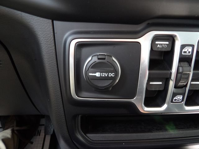 Used 2019 Jeep Wrangler Unlimited Sahara w/ Cold Weather Group AWD/4WD image 24