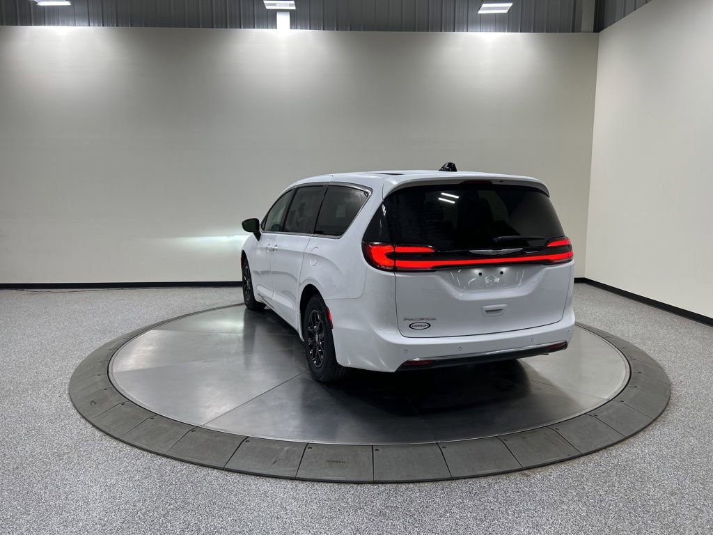 Used 2025 Chrysler Pacifica Select FWD image 8