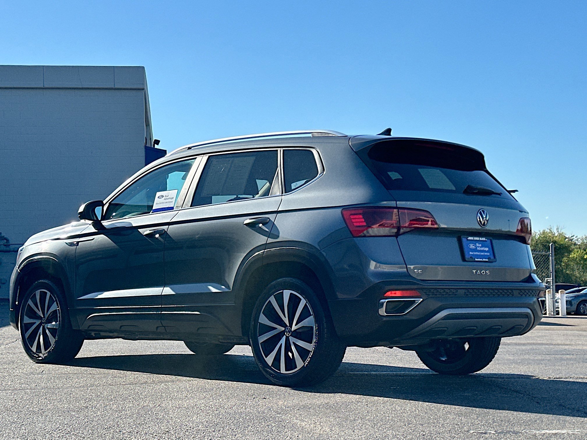 Used 2023 Volkswagen Taos SE image 2