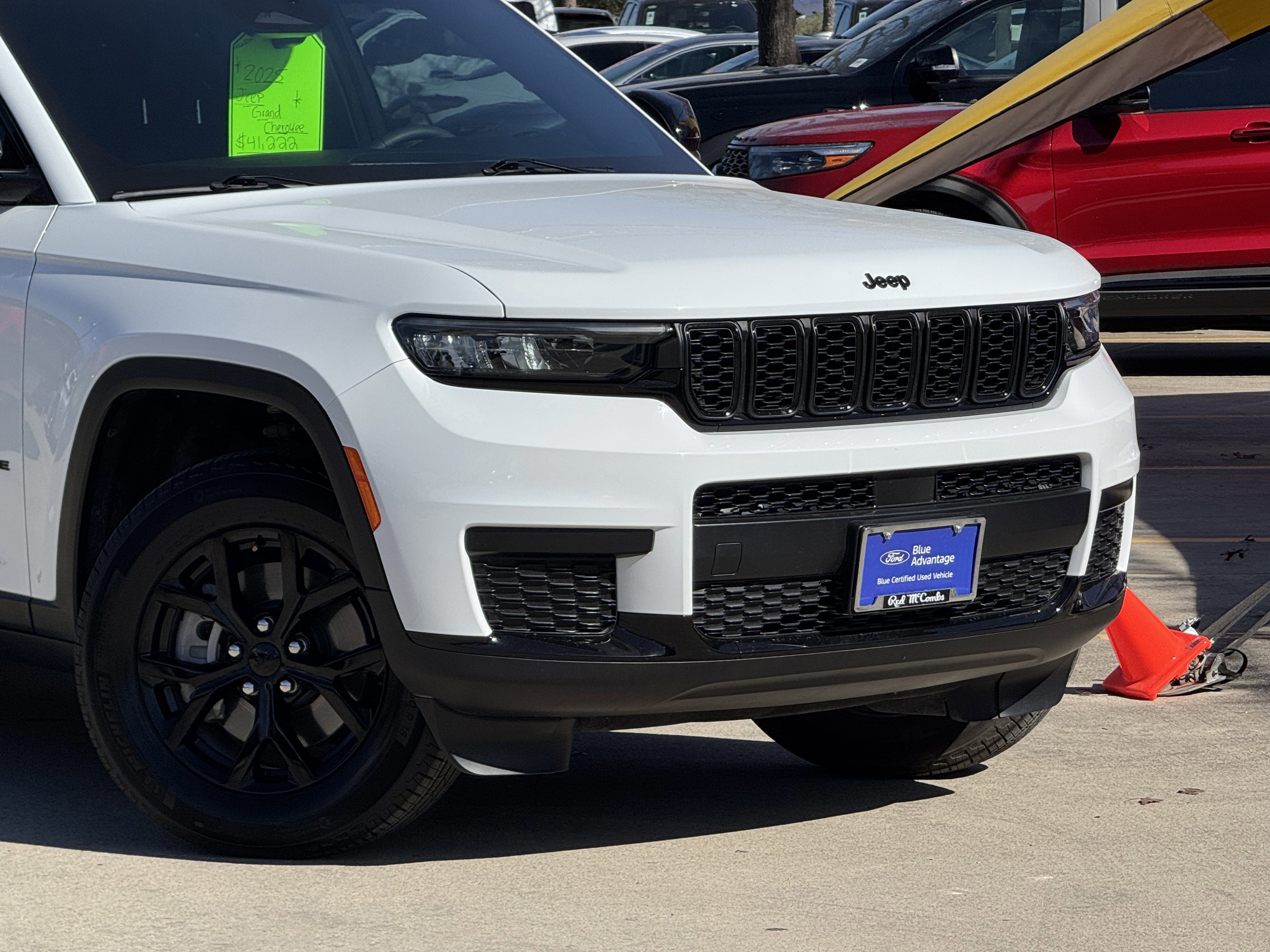 Used 2025 Jeep Grand Cherokee L Laredo image 2