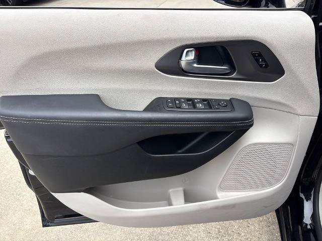 Used 2024 Chrysler Pacifica Touring-L FWD image 16