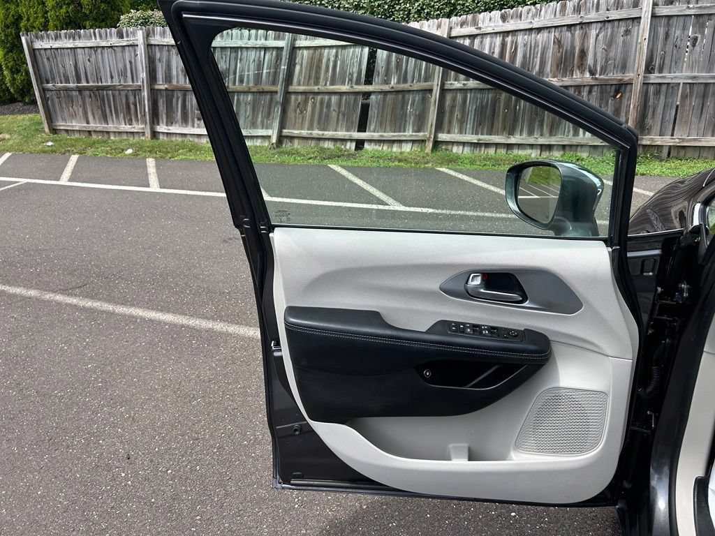 Used 2017 Chrysler Pacifica Platinum FWD image 14
